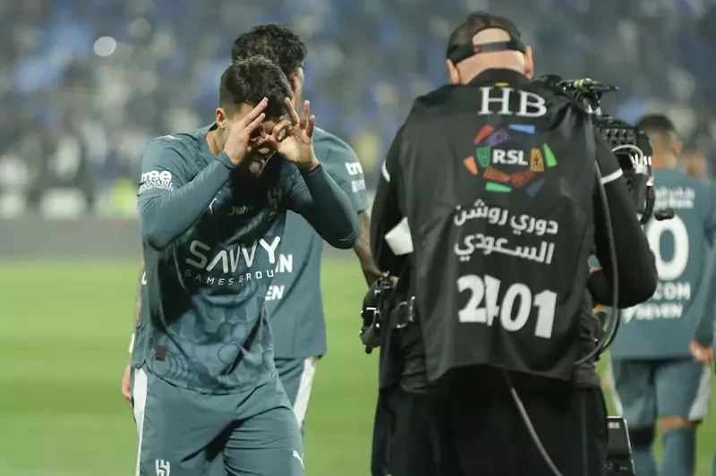 الهلال يركب صدارة الدوري السعودي بهدفين في ضمك