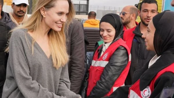 أنجلينا جولي تتحدث مع متطوعي الهلال الأحمر وتشاهد جهود مصر في دعم أهالي القطاع