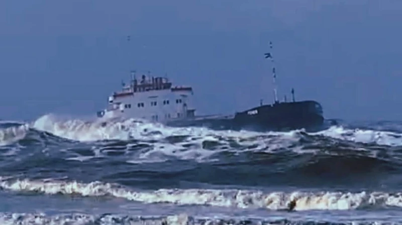 "لم ترسل استغاثة"، تفاصيل إنقاذ طاقم سفينة FENER في قناة السويس (خاص)