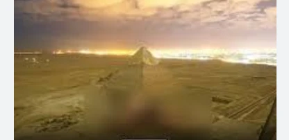 إسباني خلع هدومه وصورته صاحبته عاريا امام الهرم : اختشي عيب