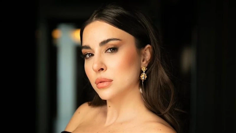 سارة أبي كنعان تخطف الأنظار بأناقة ملكية على السجادة الخزامية في Joy Awards