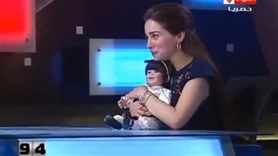 بلبسها وبتكلم معاها.. حكاية دمية تعوض مي عز الدين عن الأمومة