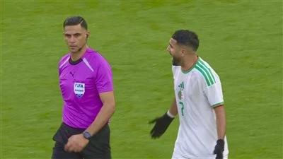 الجزائر ضد الكونغو الديمقراطية.. رياض محرز يعترض على الحكم المصري محمد معروف بسبب صافرة نهاية الشوط الأول