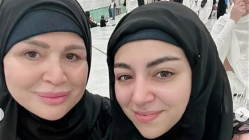 برفقة إلهام صفي الدين.. إلهام شاهين من الحرم المكي: عمرة لروح أمي