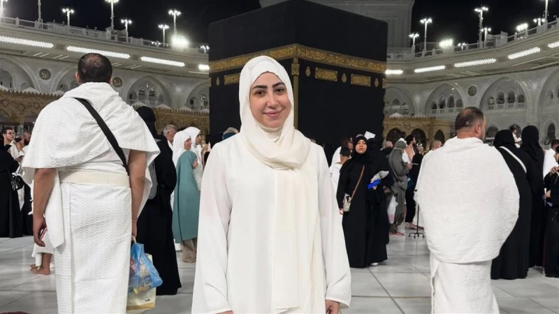 بوسي بالزي الأبيض تؤدي العمرة وتشارك متابعيها اللحظات الروحانية