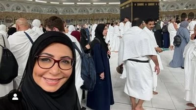 أجمل مكان على الأرض.. لميس الحديدي تؤدي مناسك العمرة رفقة أصدقائها