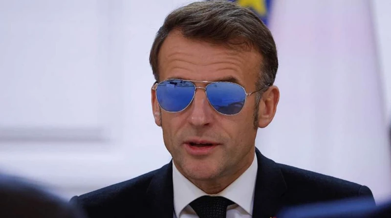 رئيس فرنسا بنظارة زرقاء في اجتماع الإليزيه.. والسبب "عين النمر"