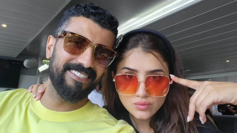 وصول مي عمر ومحمد سامي إلى الرياض لحضور حفل "Joy Awards"