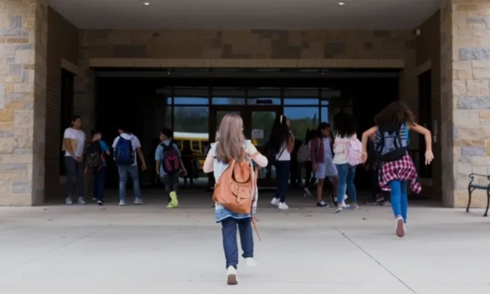 الوزير نايم في بيته وبنت عندها ٧ سنوات نسيوها في المدرسة