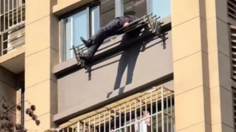 "أنقذه حبل غسيل"، صيني يسقط من الطابق الـ15 وينجو بأعجوبة في السابع