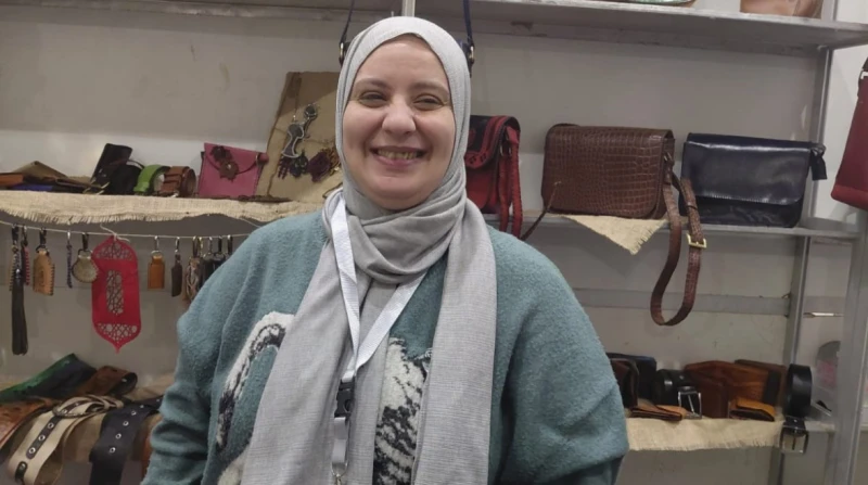 "ربنا هيجبر بخاطري"، ربة منزل تبدع بـ"الهاند ميد" في معرض الكتاب (خاص )