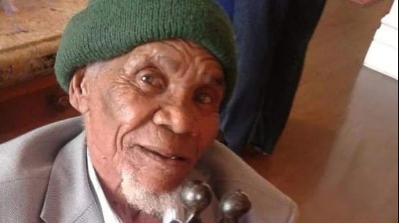 رغم شراهة التدخين، “حفار القبور” يكشف سر بقائه 121 عاما على قيد الحياة