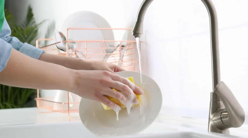 أثناء غسل الأطباق، نصائح لتفادي تجمُّد الأيدي الناعمة في الشتاء