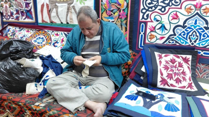 "شغلي بيتصدر ".. حكاية "عم حسن" مع الإبرة والخيط 40 عامًا في مهنة تواجه الانقراض