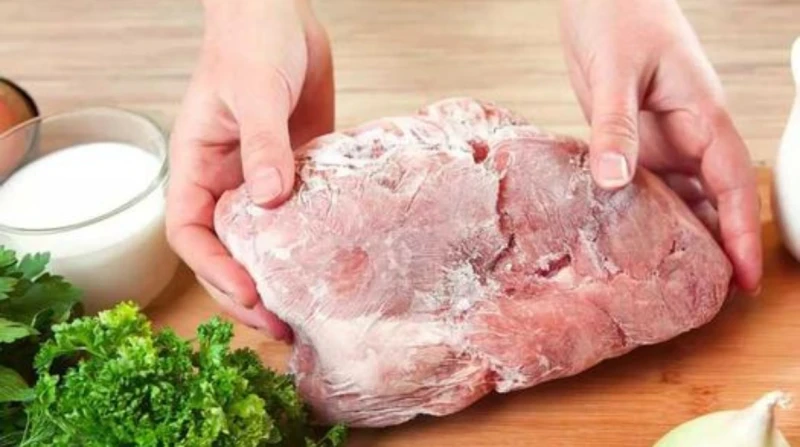 حيلة مبتكرة لإذابة اللحوم المجمدة بسرعة قياسية.. هل تهدد الصحة؟