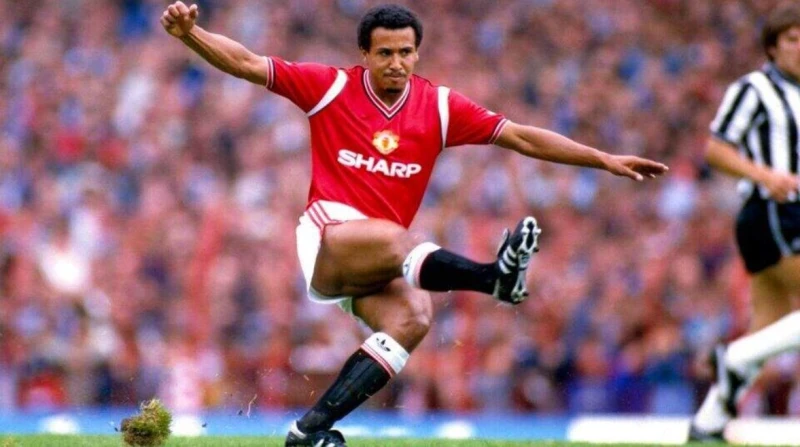 10 سنوات من الخداع، رجل يقنع جزيرة كاملة وزوجته أنه نجم مانشستر يونايتد