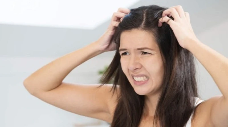 بينها الحكة والقشرة، علامات تكشف أن فروة رأسك في خطر