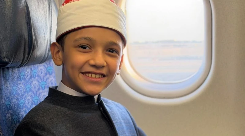 بعد مغادرته دولة التلاوة، القارئ الصغير عمر علي يسافر لأداء العمرة