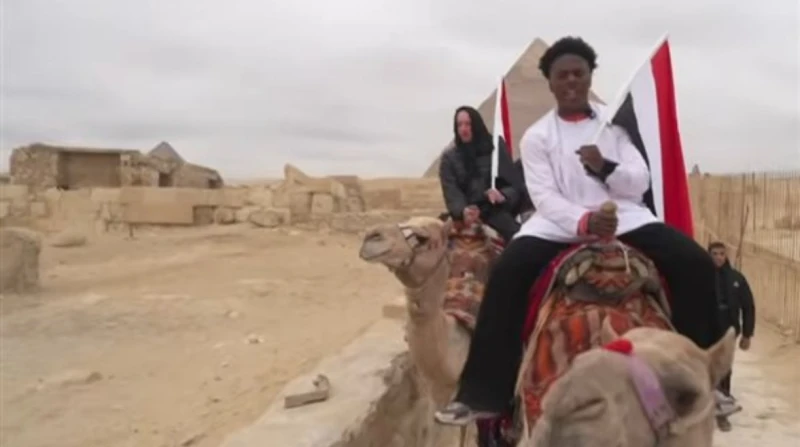 هيبة وعظمة ومشاهد لا توصف، اليوتيوبر العالمي سبيد يرفع علم مصر خلال جولته بالأهرامات