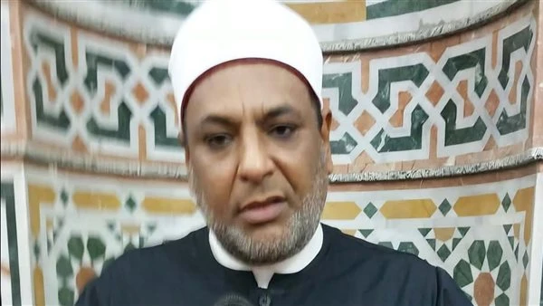 إمام مسجد يقدم التهاني لـ المسيحيين من خلال المكبرات ويُعيِيد على الكنيسة التي أمامه