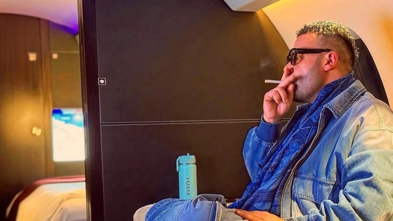 محمد إمام يشارك جمهوره لحظات سفره إلى حفل Joy Awards 2026