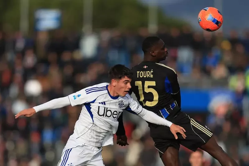 كومو يقتحم المربع الذهبي في الدوري الإيطالي