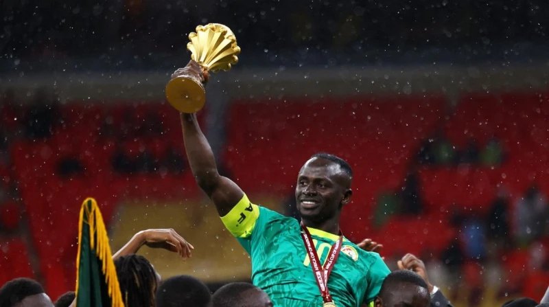 بشورت ممزق وحذاء مهترئ، ماني من حواري السنغال إلى أيقونة أفريقيا