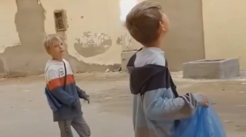 مواطن من الغردقة يكشف كواليس فيديو الأطفال الأجانب "جامعي البلاستيك" (خاص)