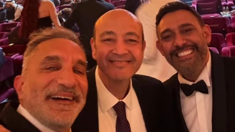 سيلفي الصلح.. باسم يوسف وعمرو أديب وعمرو مصطفى في Joy Awards