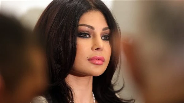 هيفاء وهبي توقف حفلها وتقص فستانها أمام الجمهور في موقف غير متوقع على المسرح