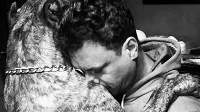 أعواما مرت وفقدانك لا يمر.. عباس أبو الحسن يرثي كلبه بكلمات مؤثرة