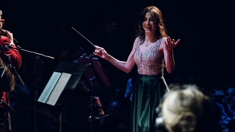 أمل قرمازي تقود أوركسترا «مزيكا» في جولة عالمية