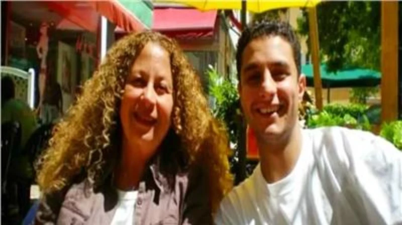 أحمد الفيشاوي يبعث رسالة مؤثرة لوالدته