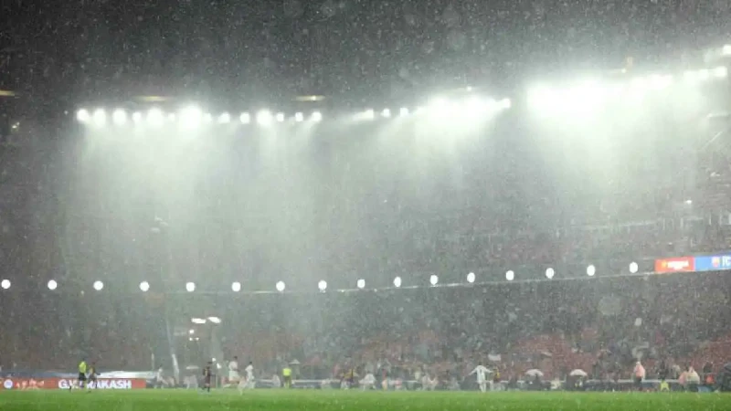 الصحفيين هربوا… وملعب برشلونة تحول لبركة سباحة