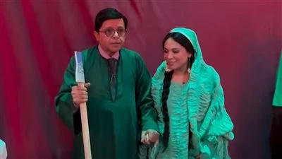 مع الأسطورة.. رحمة أحمد بالجلباب الفلاحي رفقة محمد هنيدي من كواليس مسرحية تاجر السعادة