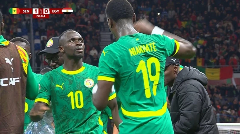 "بيلعبوا مع الشناوي بس"، الجماهير تسخر من أداء المنتخب المصري أمام السنغال