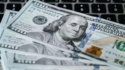 الدولار يتراجع في عدد من البنوك بنهاية الأسبوع.. انخفاضات تصل إلى 10 قروش مقابل الجنيه