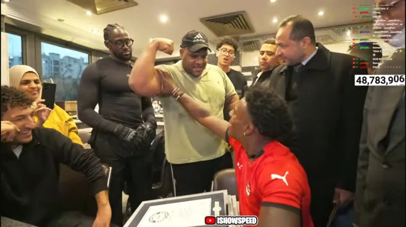 سبيد يختبر عضلات أقوى رجل مصري في محل كشري أبو طارق