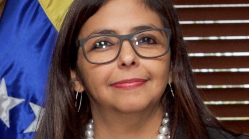 الأقرب لخلافته مؤقتًا، ديلسي رودريجيز تلامس كرسي رئيس فنزويلا مادورو