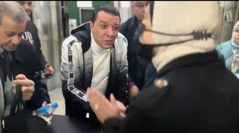 مصطفى كامل يودع أعضاء "الموسيقيين" قبل سفرهم للعمرة ويقر منحة 5 آلاف جنيه