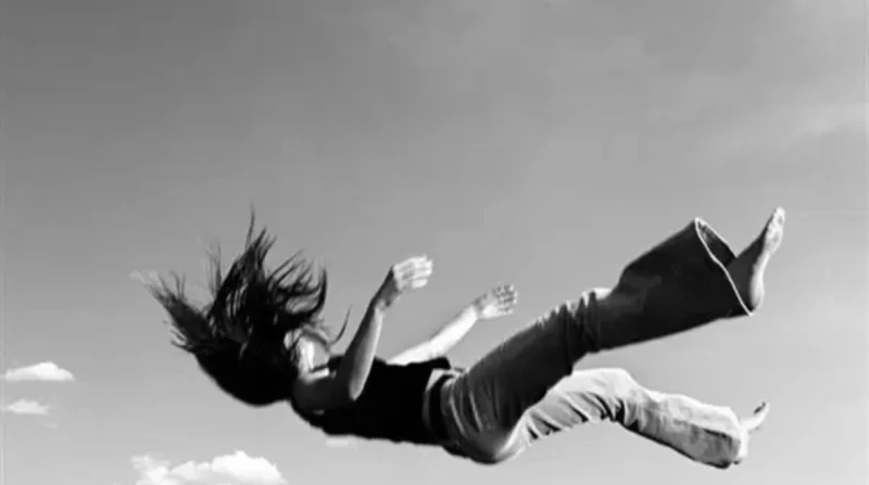 "اشترت هدوم بـ30 ألف".. سيدة تقفز من الطابق الثالث هربًا من عتاب أسرتها بحلوان