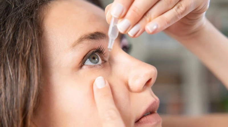 لمستخدمي الشاشات، دموع اصطناعية تحسن أعراض جفاف العين
