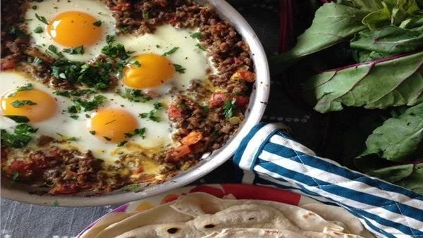 طريقة عمل البيض باللحمة المفرومة، أكلة لذيذة ومغذية وسريعة التحضير