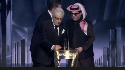 فاروق حسني يحصد جائزة الإنجاز مدى الحياة في حفل Joy awards.. وتركي آل الشيخ: الجائزة اللي تشرفت بيك