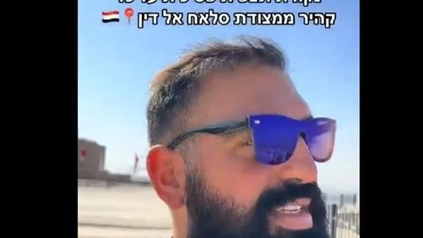 إسرائيلي يستفز المصريين ويتجول بشوارع القاهرة كأنه سائح برتغالي ويثير الغضب بعد انتشار فيديوهاته