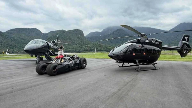 جراج نيمار بقى فيلم أكشن: طيارة باتمان وباتموبيل نادرة