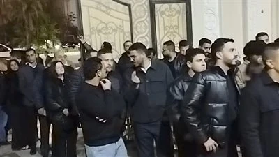 أحمد عز في المقدمة.. حضور كبير من نجوم الفن في عزاء والدة هاني رمزي