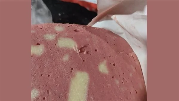 ريش في اللانشون.. استغاثة مواطن بعد رؤية لريش دجاج في المُنتج