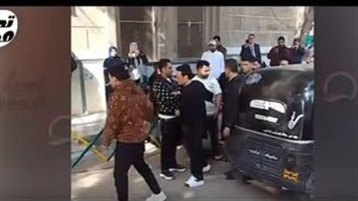 انهيار رضا البحراوي وسعد الصغير يواسيه.. بدء جنازة والدة رضا البحراوي في طنطا