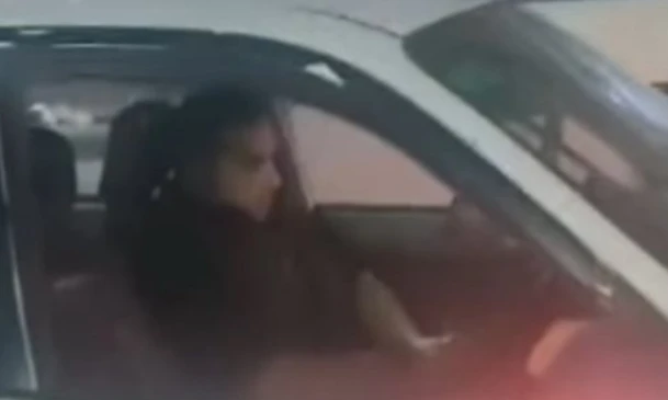 اللطخ ده بنت صورته وهو بيعمل فعل فاضح داخل سيارته امامها في الطريق العام